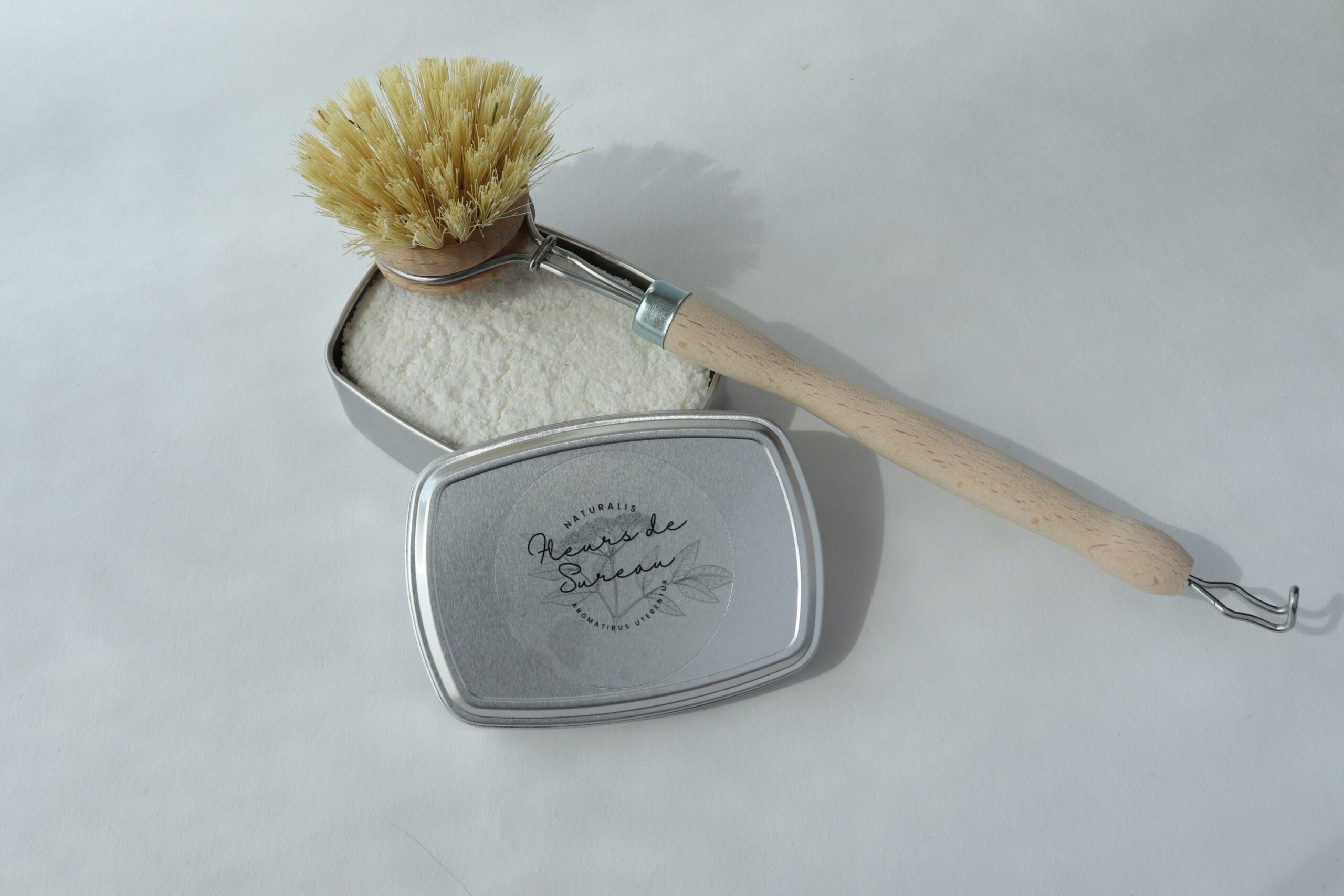 kit pain vaisselle solide avec une brosse et un manche écologique produit fleurs de sureau